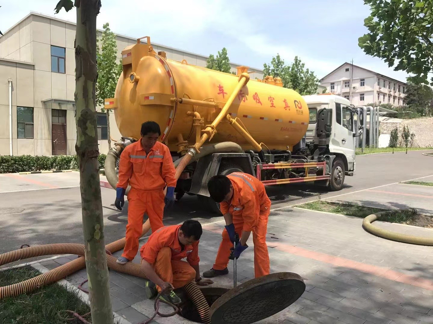 周口管道疏通车停在窨井附近