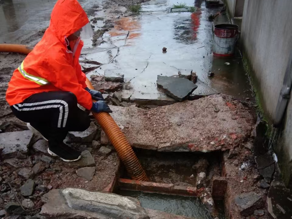 周口专业清理污水池 炜誉市政以规范流程守护城市 “肠道”